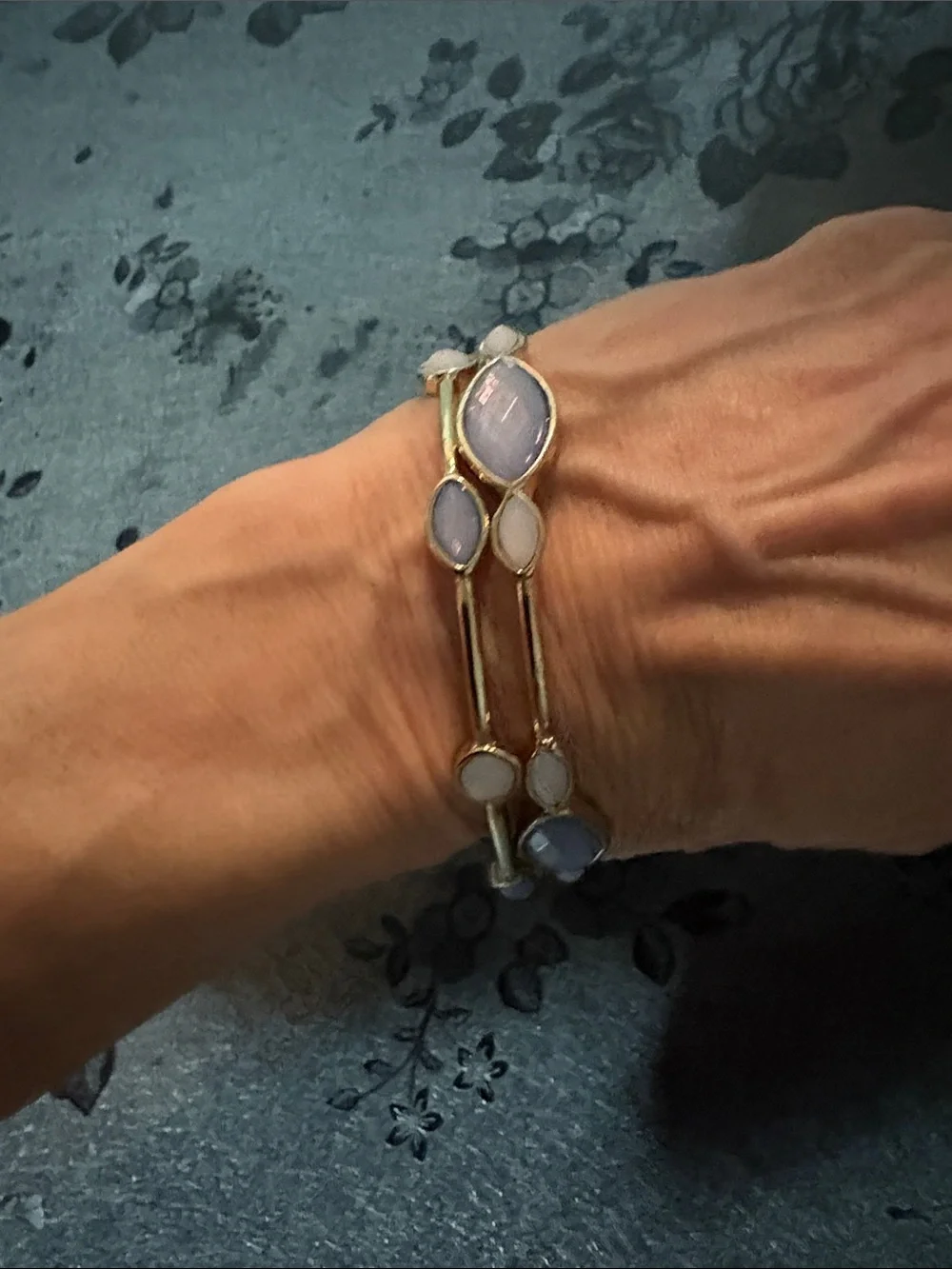 VINTAGE GOLD-TONE STACKABLE SHADES OF BLUE GLASS CABOCHON STONE BANGLE BRACELETS